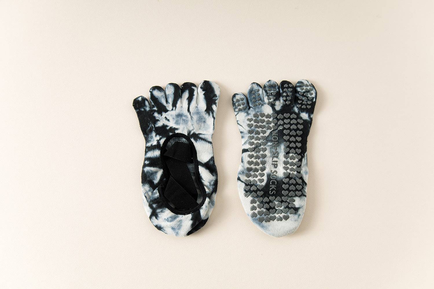 2 pairs black tie-dye five-toe non-slip yoga socks with heart-pattern grip soles for women, ideal for Pilates and indoor sports
